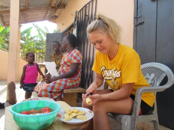 Slicing plantains to be fried